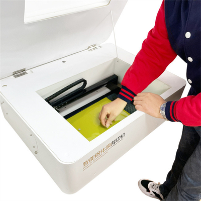 Niestandardowe mobilne naklejki laserowe do cięcia skóry papierowej Ocieplenie wodne Weihong Control Automatic Laser Cutting Plotter
