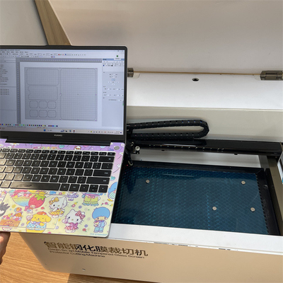 AC220V/50Hz Maszyna do cięcia laserem folii ochronnych z chłodzeniem wodnym obiegowym i miechem, grubość cięcia 0,5 mm