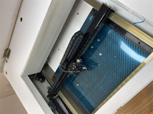 Chłodzenie powietrza Ochrona ekranu Maszyna do cięcia laserowego o wysokiej dokładności cięcia i modelu chłodzenia Chłodzenie wodą w obiegu