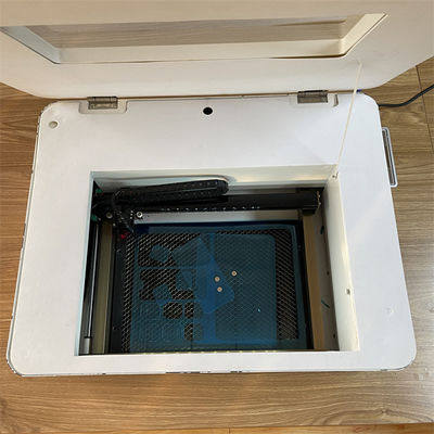 Wewnętrzne środowisko pracy Obsługiwana maszyna do cięcia laserem folii ochronnych z wagą 40KG i formatem PLT