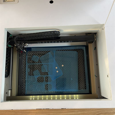 Wewnętrzne środowisko pracy Obsługiwana maszyna do cięcia laserem folii ochronnych z wagą 40KG i formatem PLT