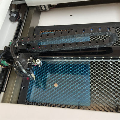 Wewnętrzne środowisko pracy Ochrona ekranu Maszyna do cięcia laserem Napięcie AC220V/50Hz Rozmiar 1000*800*800mm