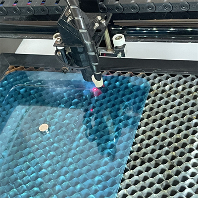 Maszyna do cięcia laserowego z ochroną ekranu ze szkła hartowanego Daqin z prędkością cięcia 0-50 mm/s