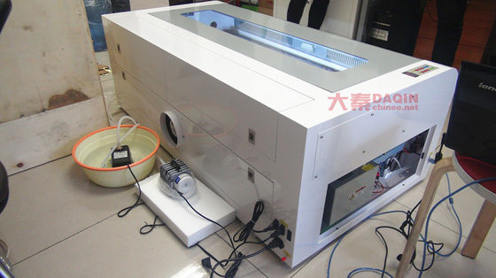 Wewnętrzne środowisko pracy Ochrona ekranu Maszyna do cięcia laserem Napięcie AC220V/50Hz Rozmiar 1000*800*800mm