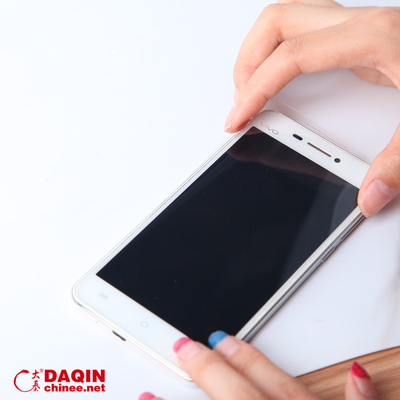 AC220V/50Hz Maszyna do cięcia laserem folii ochronnych z chłodzeniem wodnym obiegowym i miechem, grubość cięcia 0,5 mm